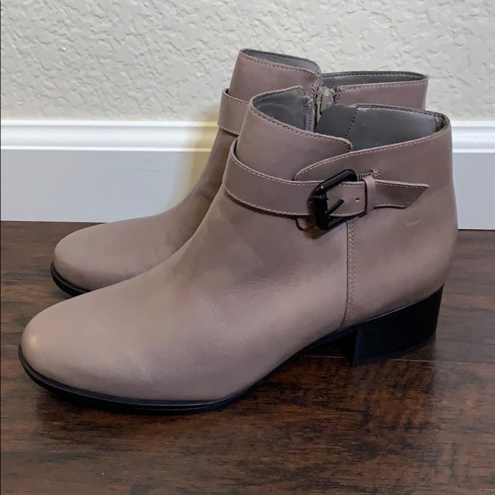 naturalizer leather Dora ankle boots NWOT